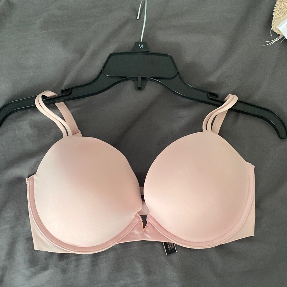 Brand New Victoria’s Secret push up bra // Size: 32DD
